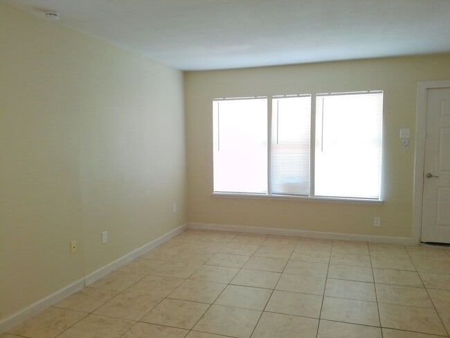 749 Westchester Dr in Corpus Christi, TX - Building Photo - Building Photo