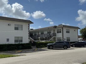 4933 Hollywood Blvd in Hollywood, FL - Building Photo