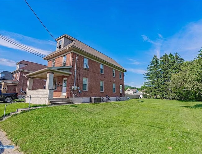 725 Northampton St, Unit 1 in Hellertown, PA - Foto de edificio - Building Photo
