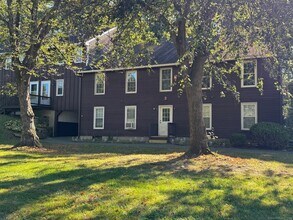 239 Old Farms Rd in Avon, CT - Building Photo - Building Photo