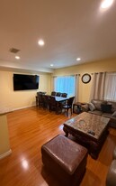 1050 N Kingsley Dr in Los Angeles, CA - Building Photo