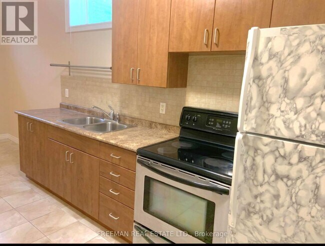 43 Roberta Dr in Toronto, ON - Building Photo - Building Photo