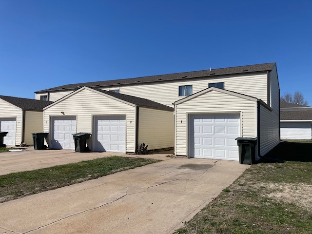 1911 W 37th St in Kearney, NE - Building Photo