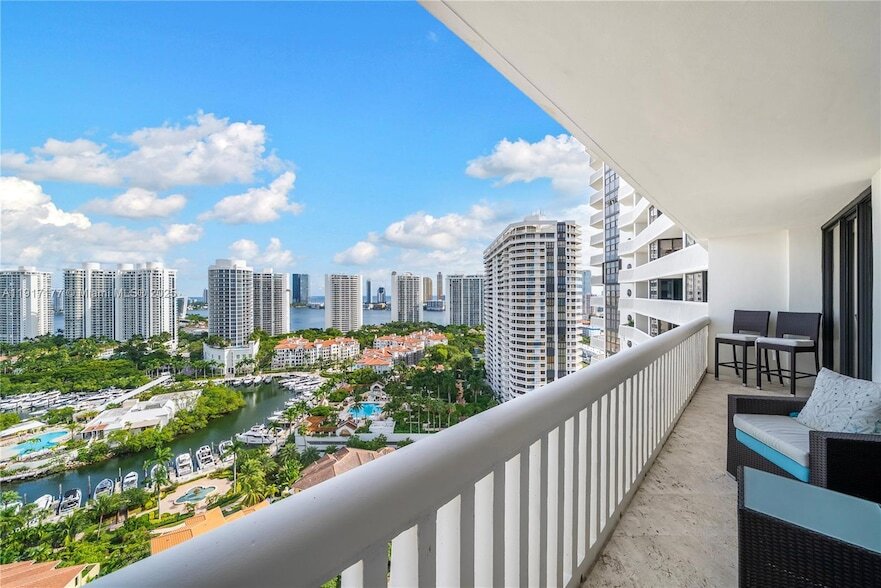 1000 W Island Blvd, Unit 2407 in Aventura, FL - Building Photo