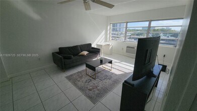 220 Kings Point Dr in Sunny Isles Beach, FL - Foto de edificio - Building Photo