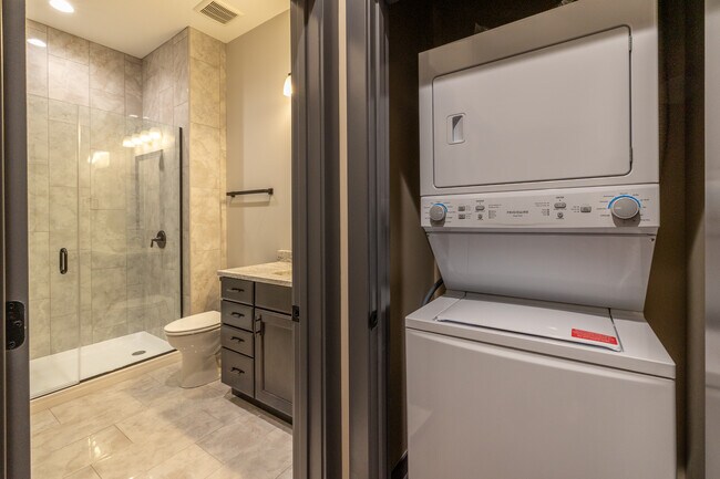 City Hall Suites in Dekalb, IL - Foto de edificio - Building Photo