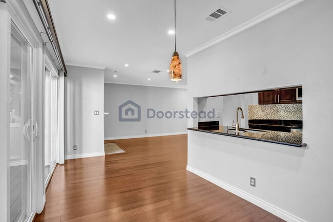 2709 Oak Road Unit E, Unit E