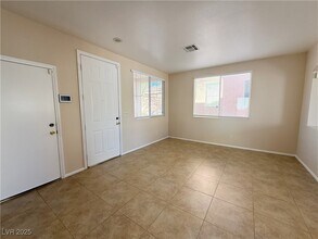 9950 Shadow Grove Ave in Las Vegas, NV - Building Photo - Building Photo