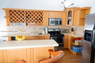 8844 NW 113th St in Hialeah, FL - Foto de edificio - Building Photo