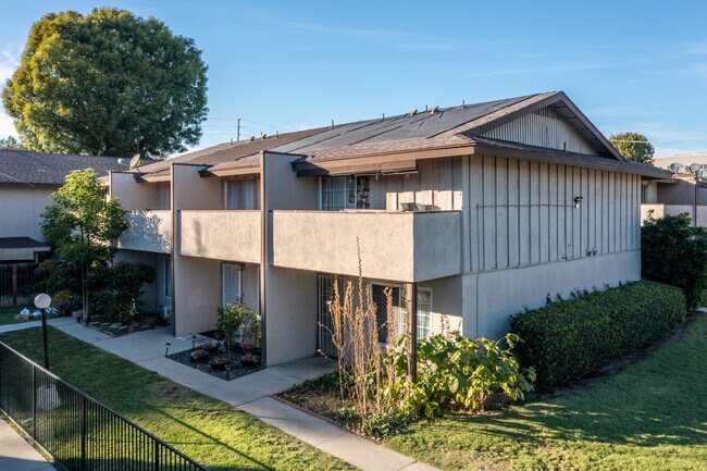 Saddleback Park Villas in Santa Ana, CA - Foto de edificio - Building Photo