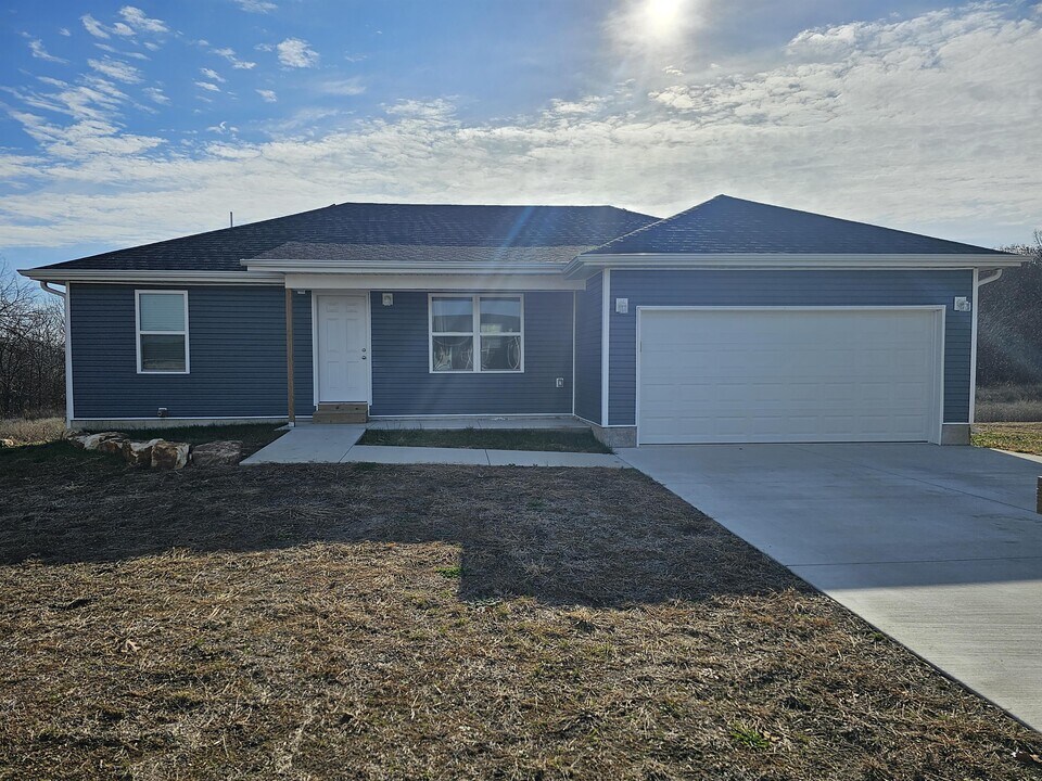 374 Lynn St in Pleasant Hope, MO - Building Photo