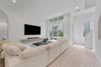 5854 E Post Oak Ln in Houston, TX - Foto de edificio - Building Photo
