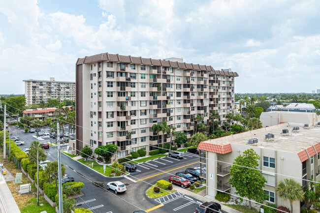 Island Club Condominiums in Pompano Beach, FL - Building Photo - Building Photo