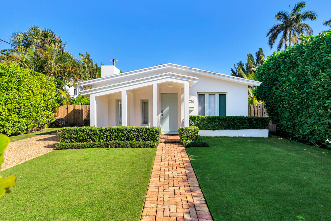 3210 Vincent Rd in West Palm Beach, FL - Building Photo