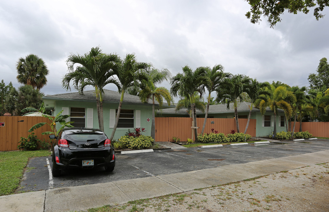 Middle River Gardens in Fort Lauderdale, FL - Building Photo