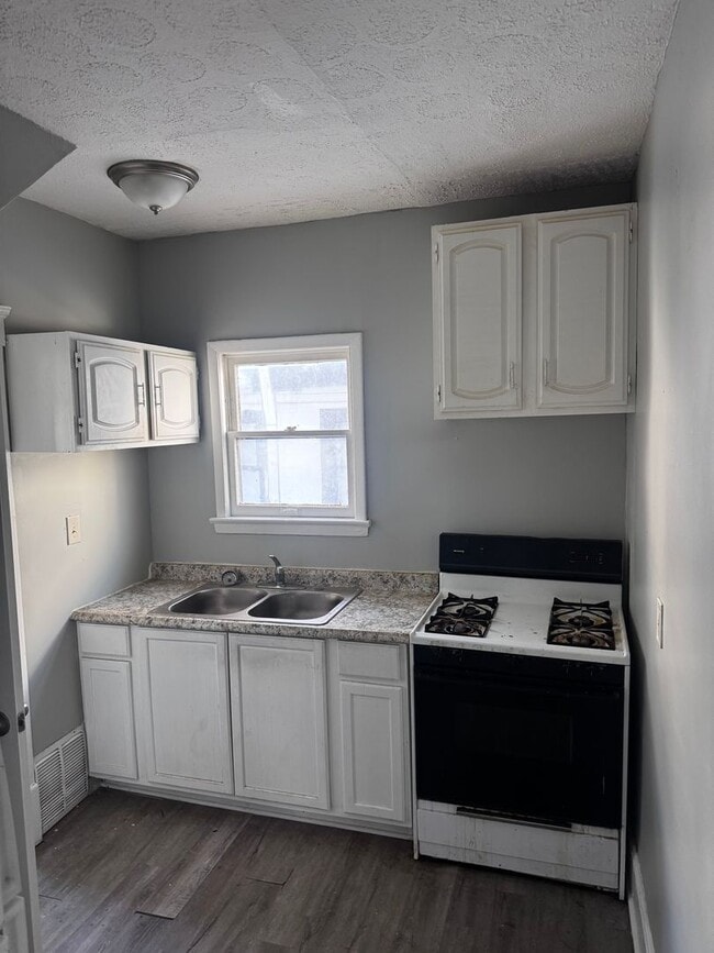 3718 E 59th St-Unit -Down XXX in Cleveland, OH - Building Photo - Building Photo