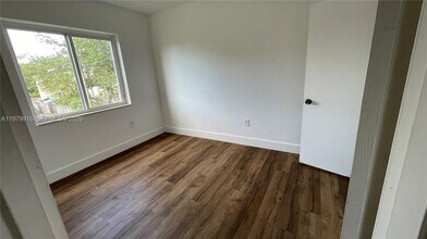 209 Northwest Dr in Miami, FL - Building Photo - Building Photo
