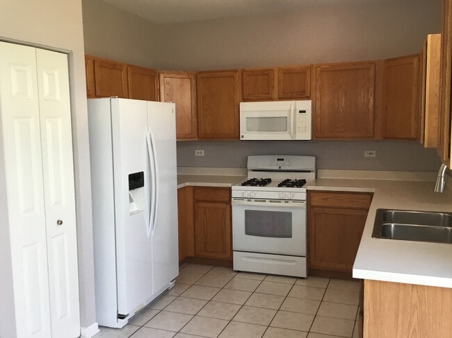 2364 Chesapeake Bay in Elgin, IL - Foto de edificio - Building Photo