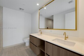 77 SE 5th St, Unit PH01 in Miami, FL - Foto de edificio - Building Photo