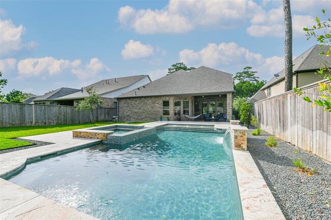 7 Wyatt Oaks Dr in Tomball, TX - Foto de edificio - Building Photo