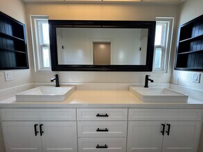 568 Lomas Santa Fe Dr in Solana Beach, CA - Building Photo - Building Photo