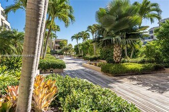251 Crandon Blvd, Unit 428 in Miami, FL - Foto de edificio - Building Photo