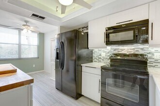 285 Naples Cove Dr in Naples, FL - Building Photo - Building Photo