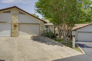 110 Big Spur S in Horseshoe Bay, TX - Building Photo