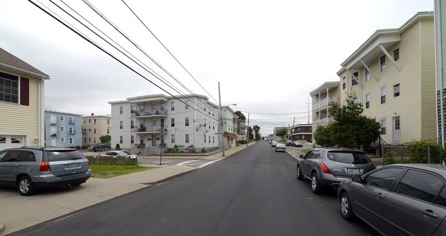 5 Darling St in Central Falls, RI - Foto de edificio - Building Photo