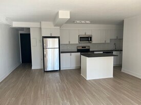 2124 Ghent Ave in Burlington, ON - Building Photo