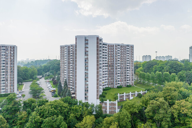 20 Edgecliff Golfway in Toronto, ON - Building Photo - Building Photo