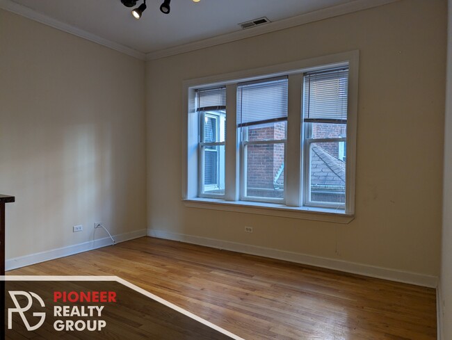 3246 N Clifton Ave, Unit W1 in Chicago, IL - Building Photo - Building Photo