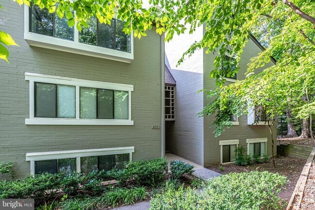 2210 Springwood Dr