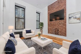 331 W 16th St in New York, NY - Building Photo