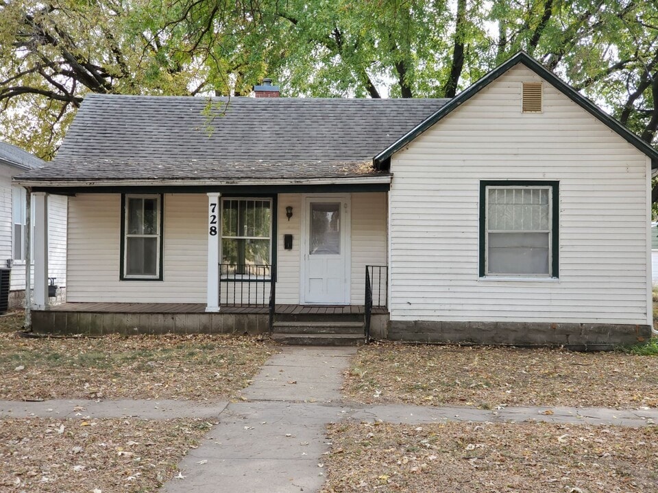 728 Lincoln Ave in Clay Center, KS - Building Photo