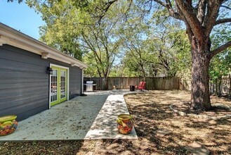 1806 Duke Ave, Unit B in Austin, TX - Foto de edificio - Building Photo