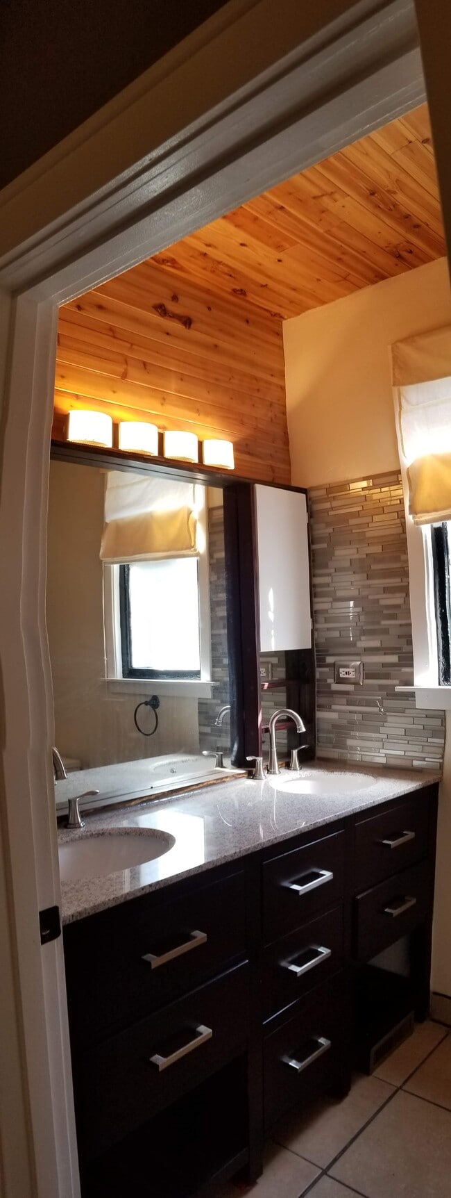 1919 E Thomas St, Unit Lower Level in Seattle, WA - Building Photo - Building Photo