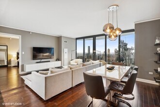 221 N Columbus Dr in Chicago, IL - Building Photo - Building Photo