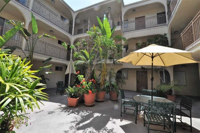 12245 Chandler Blvd, Unit 111 in Los Angeles, CA - Foto de edificio - Building Photo