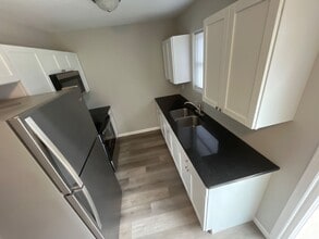 301 W 7th St in Eldon, MO - Building Photo - Building Photo