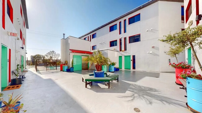 654 N Virgil Ave in Los Angeles, CA - Building Photo - Building Photo