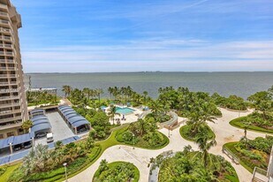 2 Grove Isle Dr in Miami, FL - Building Photo