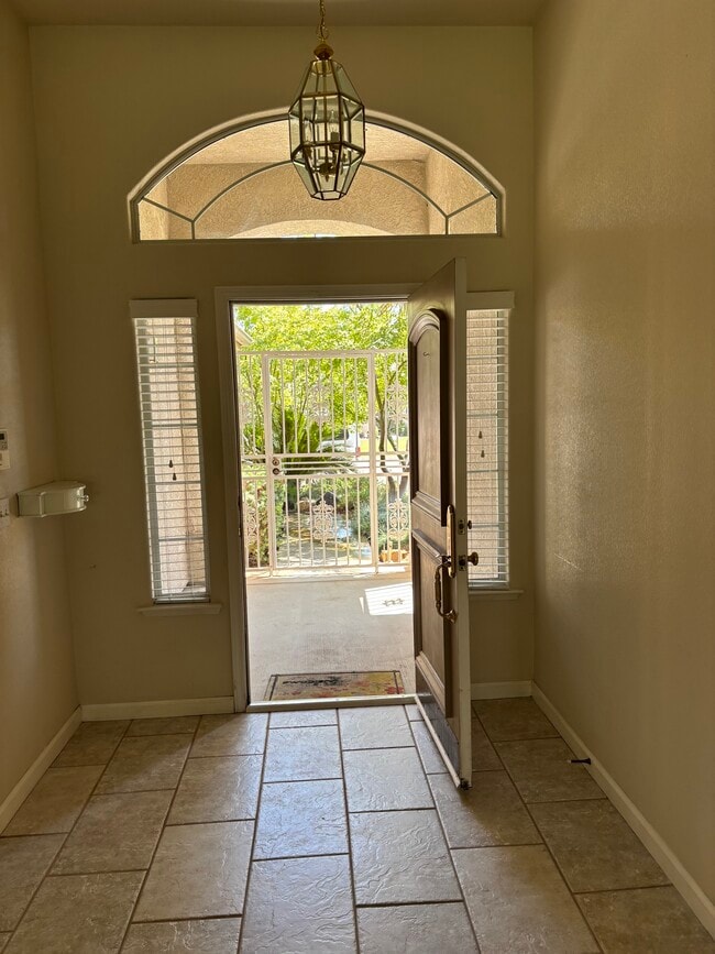 1586 E Granada Ave in Fresno, CA - Building Photo - Building Photo