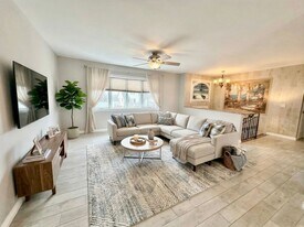 415 West Dr in Copiague, NY - Building Photo