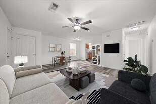 212 N Wood St in Denton, TX - Building Photo