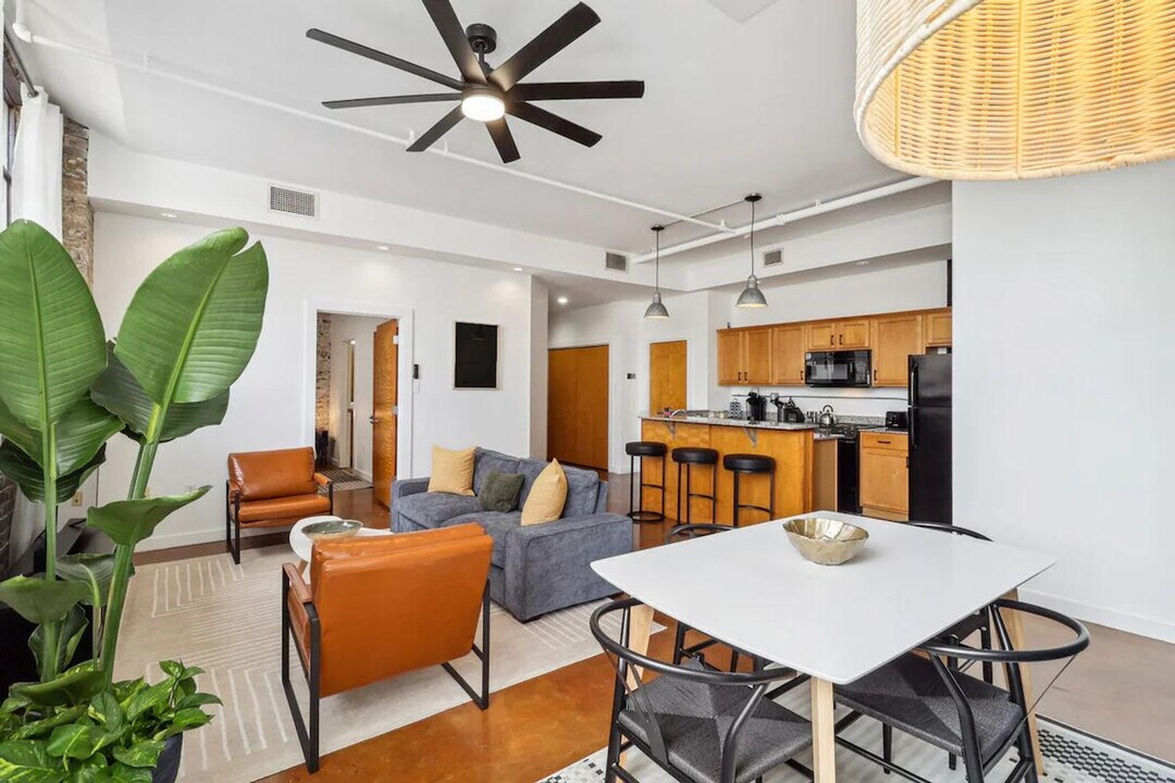 840 St Charles Ave in New Orleans, LA - Building Photo