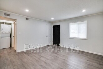 420 W Mahoney Dr in Derby, KS - Building Photo - Building Photo