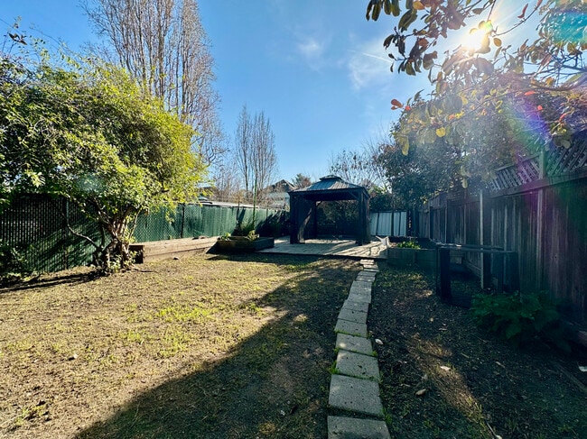 695 30th St in Oakland, CA - Building Photo - Building Photo