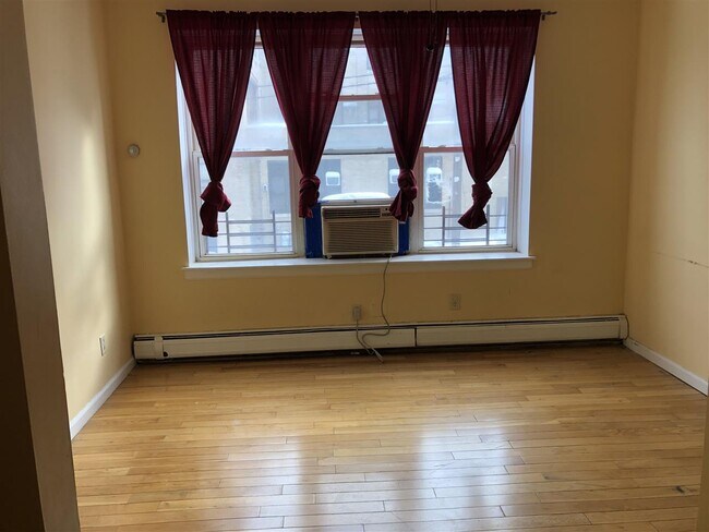 135 Van Wagenen Ave-Unit -2A in Jersey City, NJ - Building Photo - Building Photo