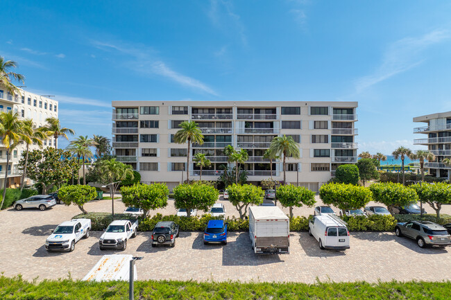 The Dorchester of Palm Beach in Palm Beach, FL - Building Photo - Building Photo